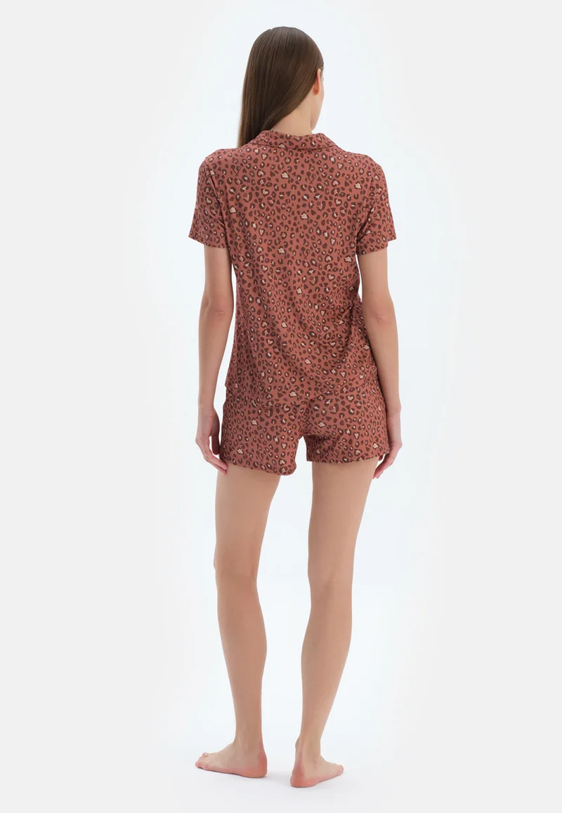 داجي طقم بيجامة قميص وشورت بطبعة حيوانات بقصة عادية وفتحة ياقة كلاسيكية من مزيج القطن