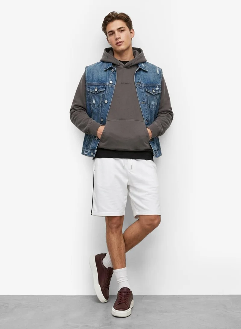 Seventy Five Regular fit Side Piping Shorts
