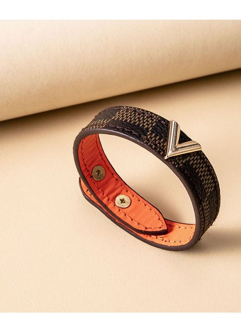 Distinctive hand bracelet with two clasps resizing, with Harb V design