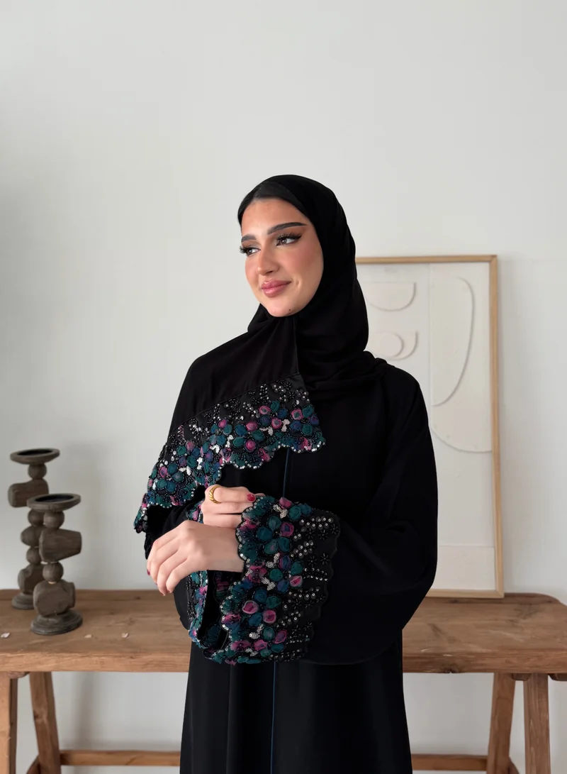 عبايات لوسين عباية كريب ملكي بتطريز ملون على الأكمام مع شك