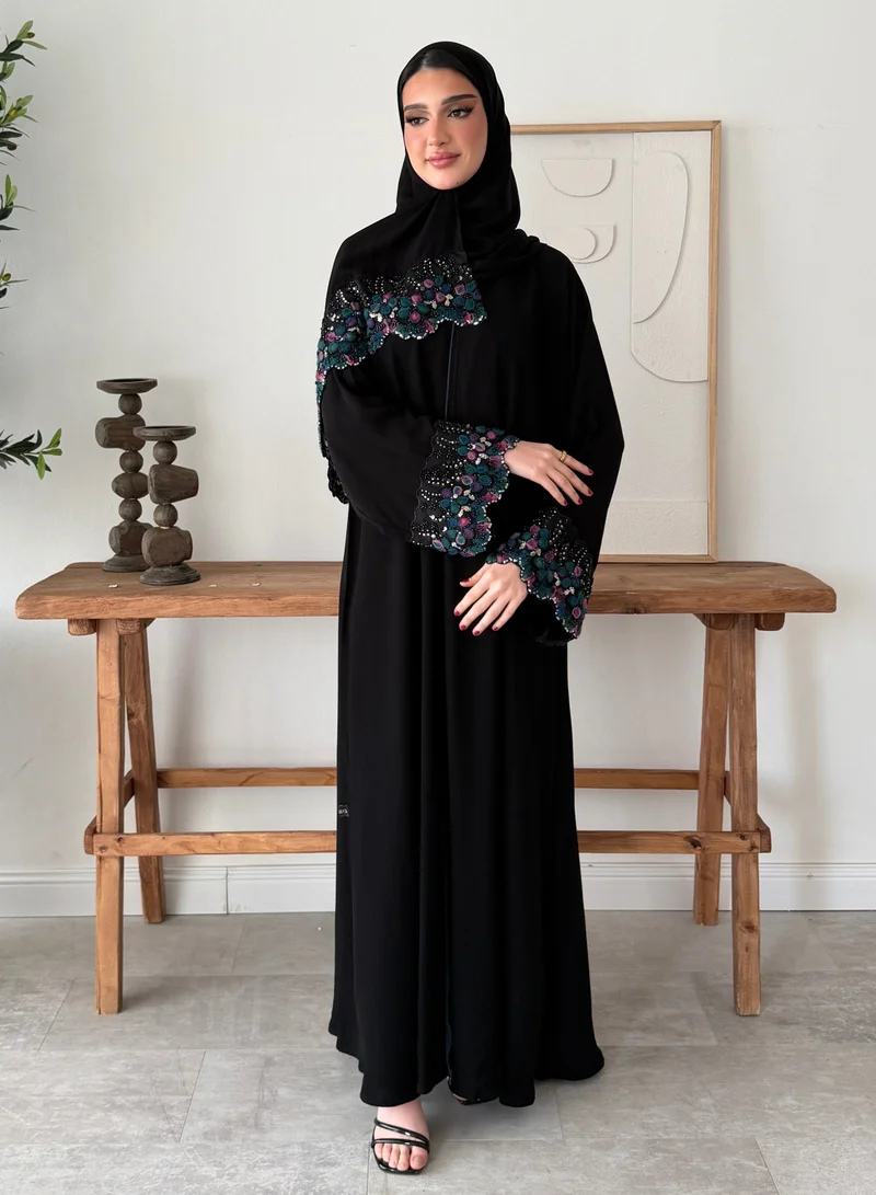عبايات لوسين عباية كريب ملكي بتطريز ملون على الأكمام مع شك