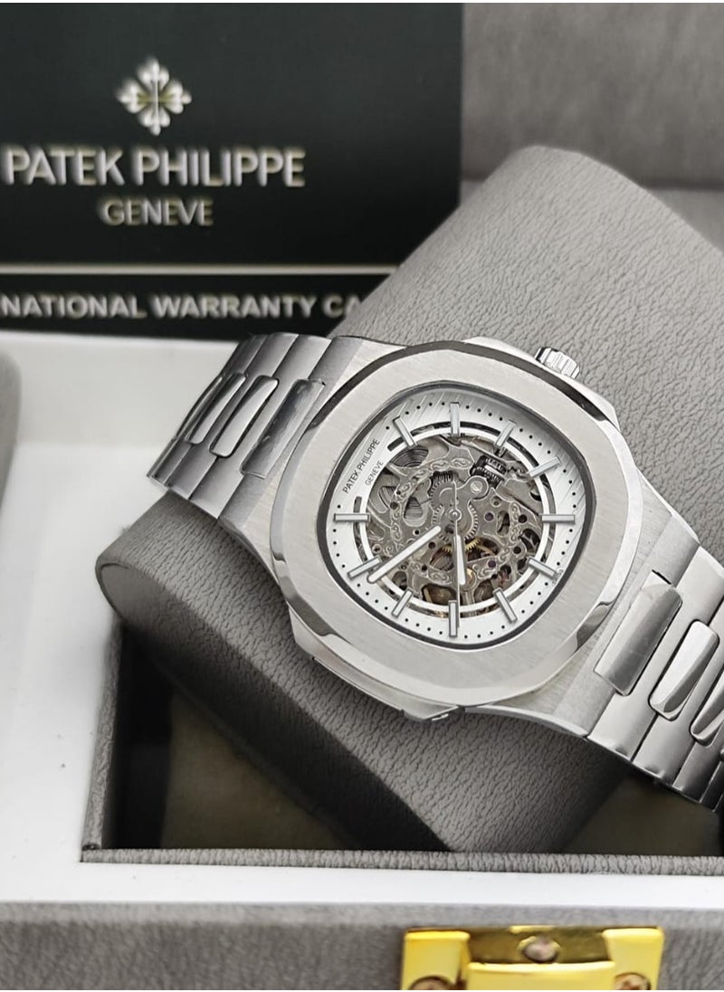 Automatic watch that moves by hand movement, first class