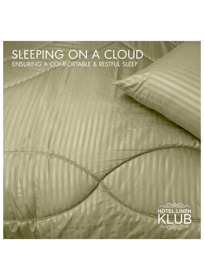 Hotel Linen Klub طقم لحاف بديل مريح - قماش ميكروفايبر مخطّط ناعم للغاية، حشوة ألياف ناعمة 200GSM، الحجم: فردي 160 x 200 سم، اللون: زيتوني  - Image 4