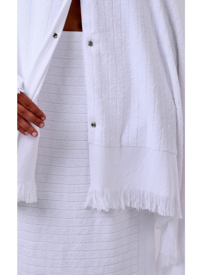 طقم إحرام قطن 100% مقلم مكبسن بجيب سري وسكوتش تثبيت… وزن تقيل يناسب جميع الأوزان لراحة في الحج والعمرة. - Image 2