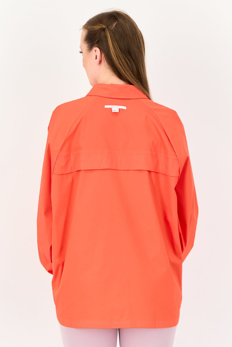 Nike بلوزة رياضية نسائية بأكمام طويلة مناسبة في الهواء الطلق، حمراء - Image 3