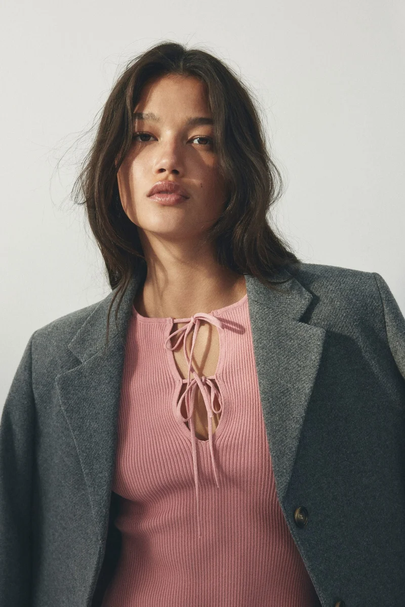 اتش اند ام فستان ميني محبوك من نسيج مرن