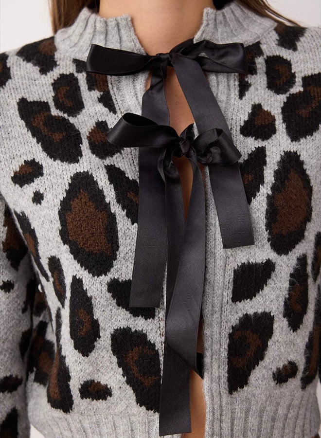 trendyol Light Gray Leopard Print Crop Soft Textured Knitwear Cardigan - Image 3