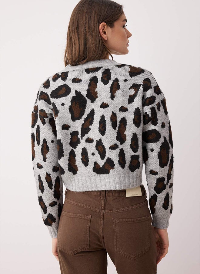 trendyol Light Gray Leopard Print Crop Soft Textured Knitwear Cardigan - Image 4