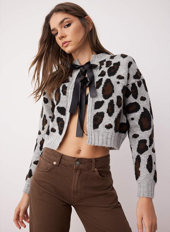 trendyol Light Gray Leopard Print Crop Soft Textured Knitwear Cardigan - Image 2