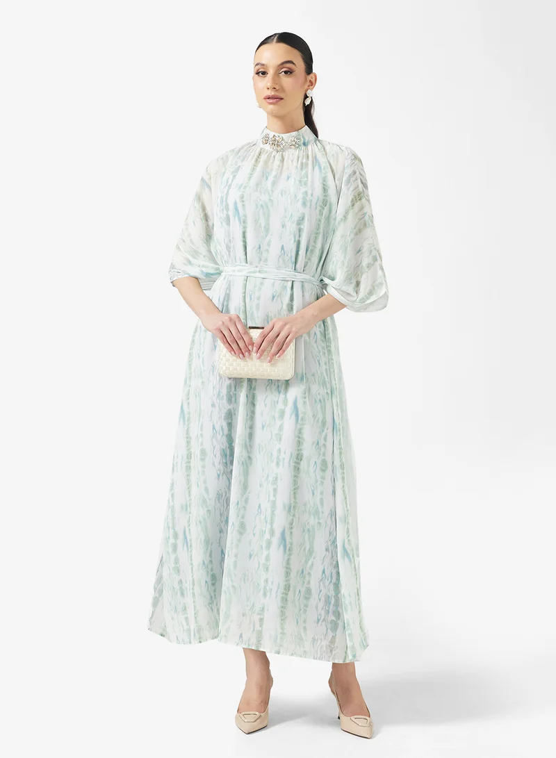 خزانة قفطان مزين بالياقة