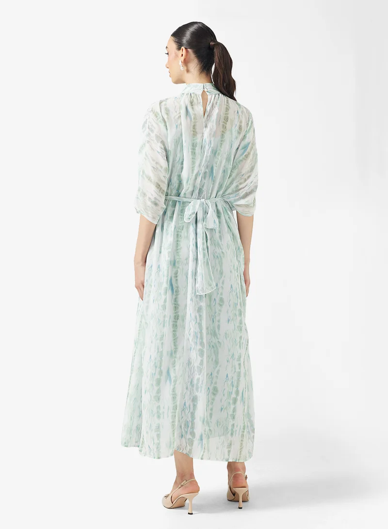 خزانة قفطان مزين بالياقة