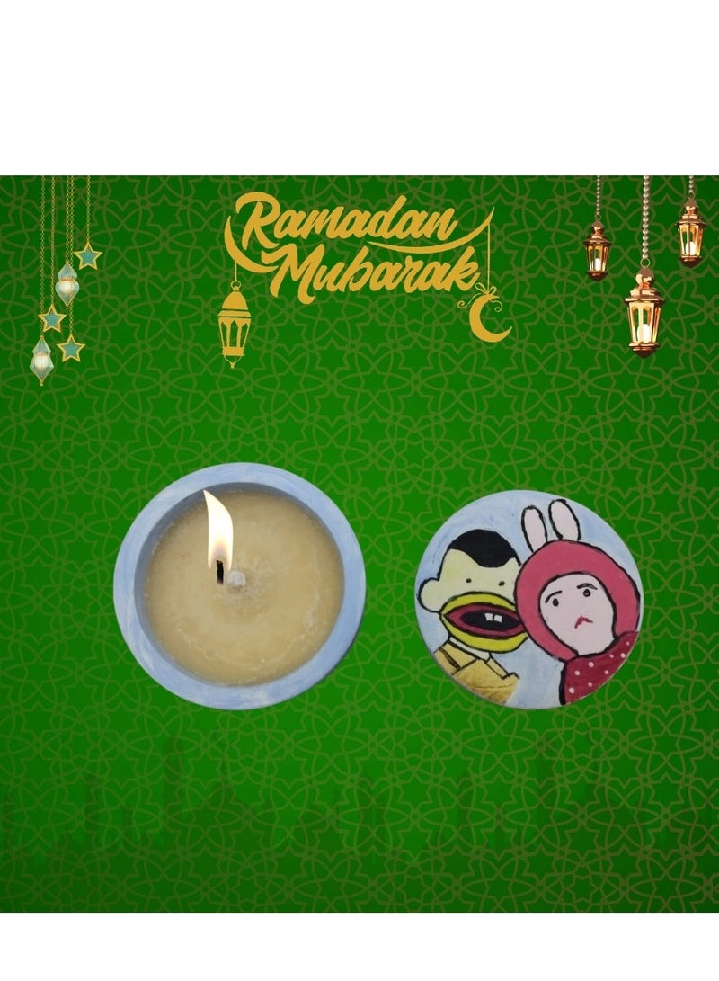 شمعة طبيعية من شمع النخيل والصويا برائحة قمر الدين - مزيج المشمش والفانيليا وجوز الهند - في علبة كونكريت بشكل بوجي وطمطم - أجواء رمضانية دافئة - 35 جم - Image 1