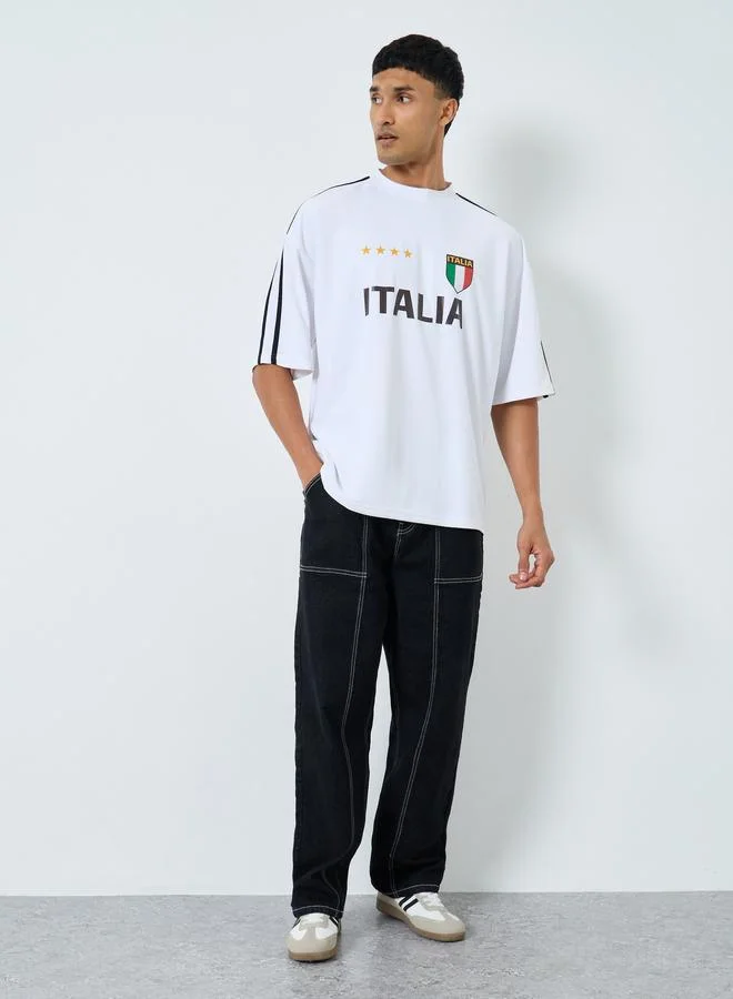 ستايلي تيشيرت بقصة بوكسي وطبعة فارسيتي