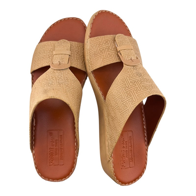 إيت صندل عربي يدوي الصنع للرجال من AET | شبشب رجالي خارجي | شبشب مفتوح من الأمام للاستخدام اليومي | جلد شامواه عربي أصلي مع إبزيم | تصميم جديد | نعل داخلي بلون بني فاتح | مريح وخفيف الوزن - Image 2