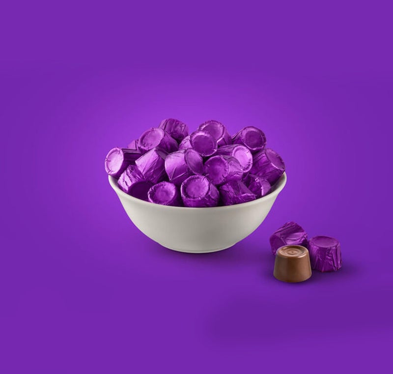 كراميل مملح بالشوكولاتة الداكنة، كيس 1 رطل - حلوى غريبة حلوة ومالحة، مغلفة بشكل فردي بورق أرجواني، حلوى بالجملة، حوالي 75 قطعة - Image 2