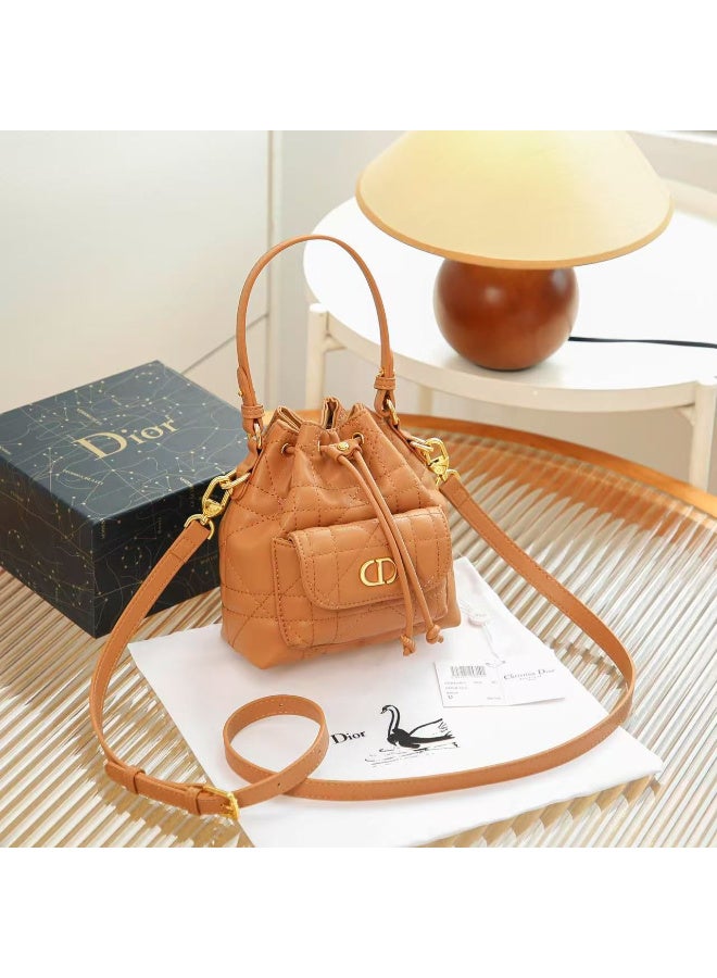 ديور أديكت حقيبة ديور ميني باكيت من الجلد المبطن باللون البني الكراميل