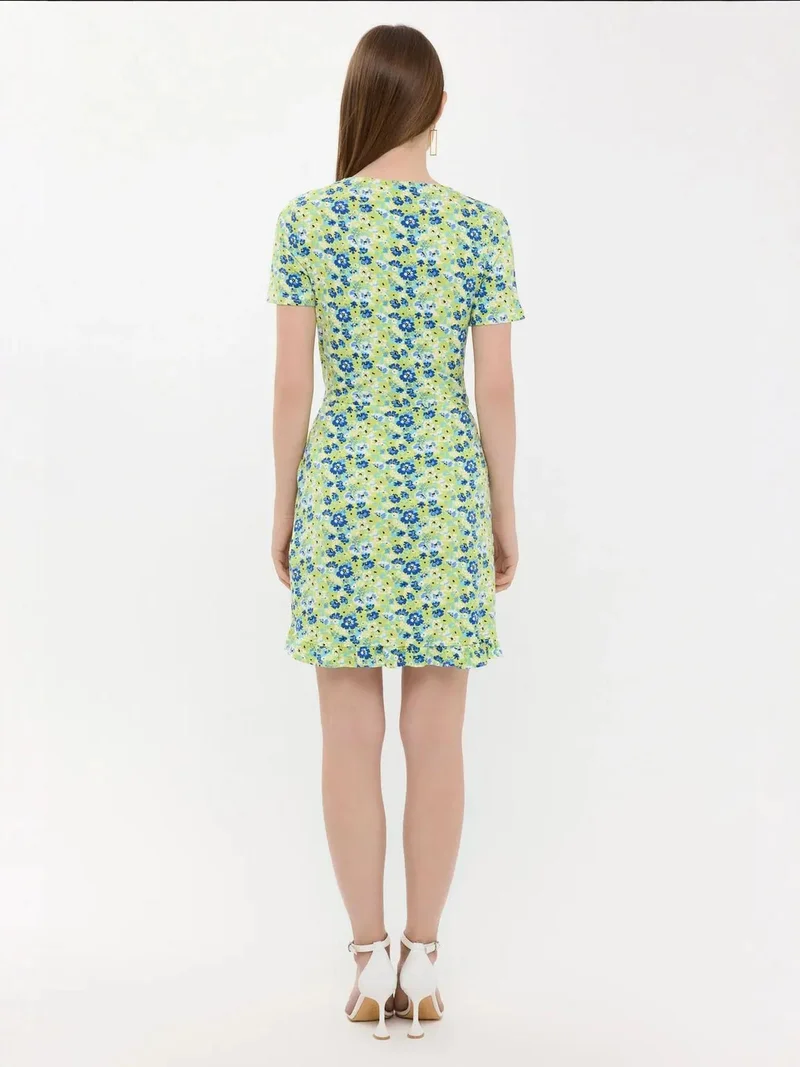 زوبعة فستان قصير مكشكش بياقة ملتفة بنقشة الزهور