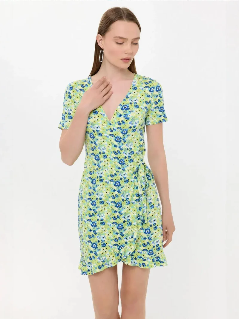 زوبعة فستان قصير مكشكش بياقة ملتفة بنقشة الزهور