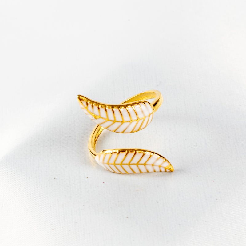 ذا بلاك بيرل اكسسوريز خاتم أستانليس ستيل ذهبي فري سايز مرصع بالمينا البيضاء - Image 2