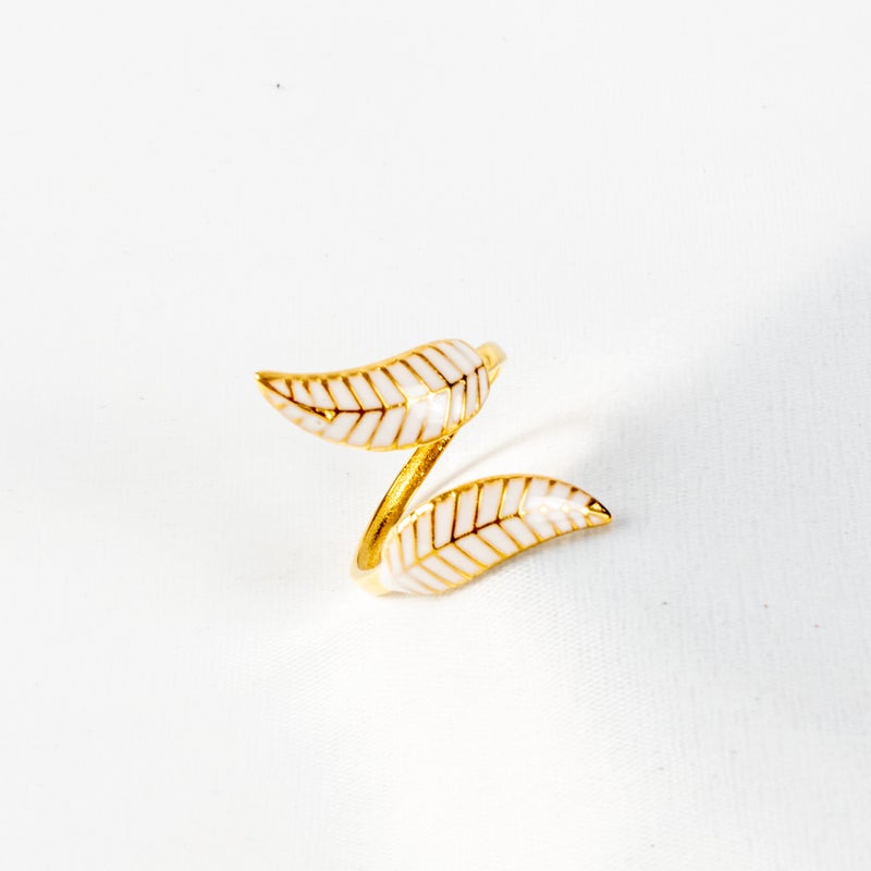 ذا بلاك بيرل اكسسوريز خاتم أستانليس ستيل ذهبي فري سايز مرصع بالمينا البيضاء - Image 1