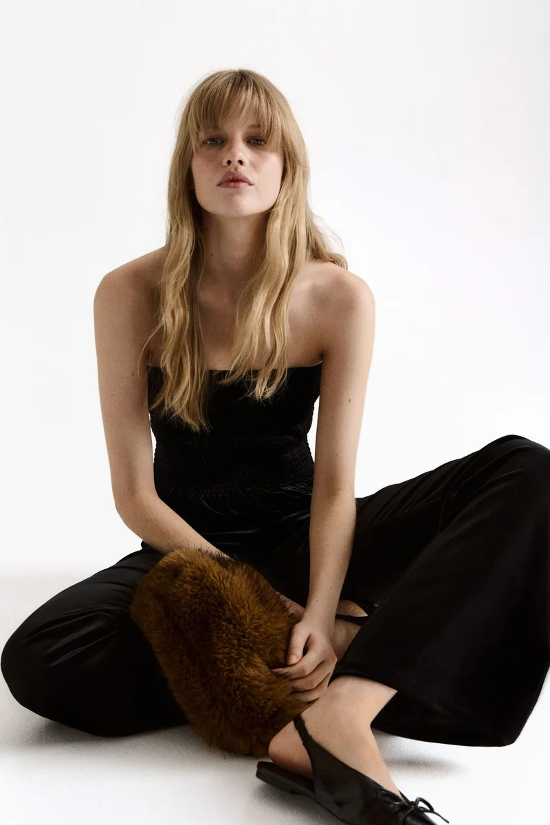 اتش اند ام بلوزة بحمالات كتف رفيعة وحافة مموجة