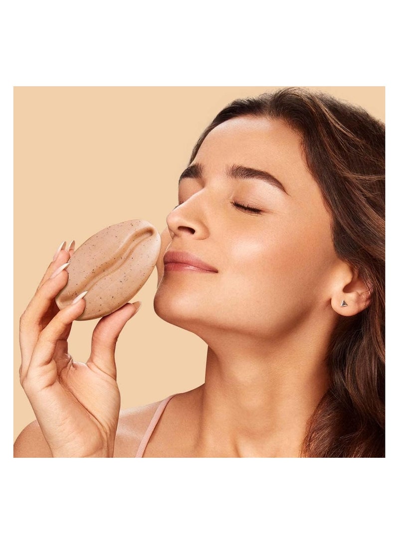 إم كافيين صابون الكافيين المقشر لإزالة السمرة مع القهوة وحليب اللوز والكراميل | صابون الاستحمام دي تان لتلميع وترطيب البشرة | صابون على شكل حبة الفول برائحة القهوة الطازجة | طبيعي ونباتي - Image 3