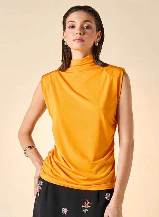 ايكونيك توب بدون أكمام بياقة سلحفاة بقصة مريحة