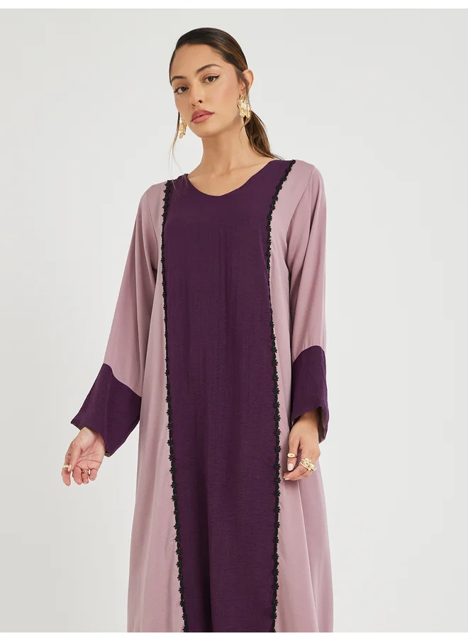 أميرة Amirah Color Block V Neck Jalabiya with Lace Trim