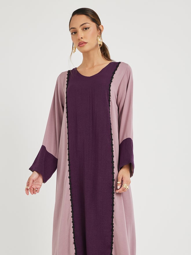 Styli Amirah Color Block V Neck Jalabiya with Lace Trim  - Image 2