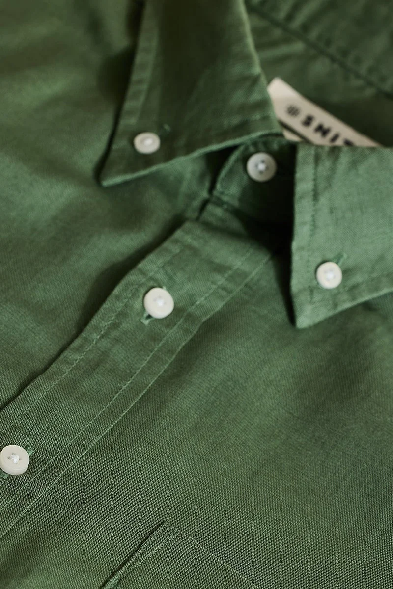 سنيتش قميص كتان أخضر بقصة ضيقة