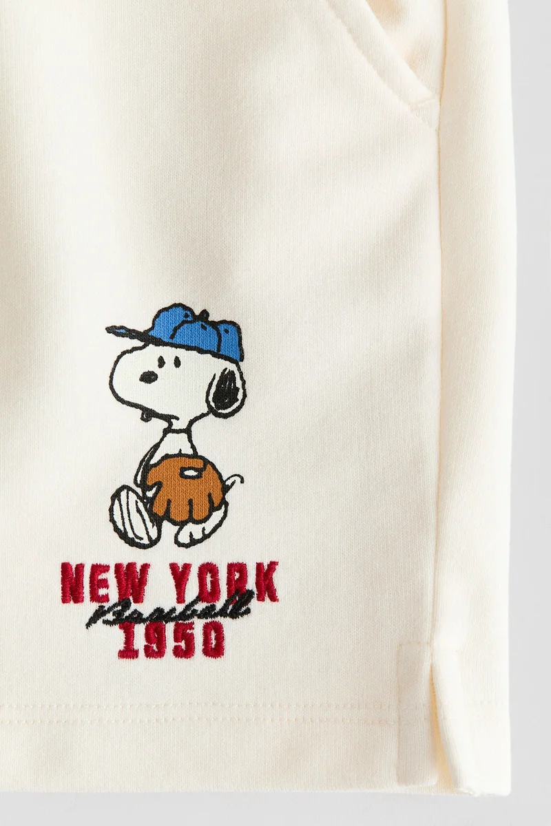 اتش اند ام شورت رياضي بتفاصيل زخرفية