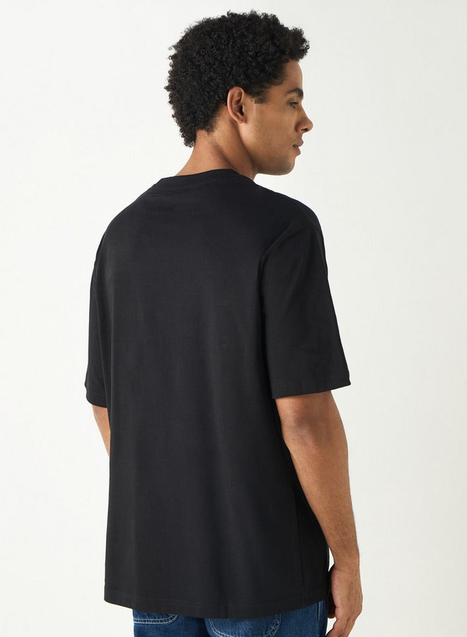 اس بي كاركترز تيشيرت بياقة ضيّقة وأكمام قصيرة وطبعات كانساس سيتي تشيفز - Image 3