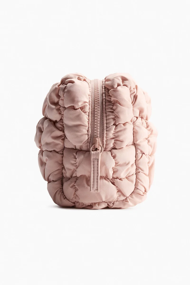 اتش اند ام حقيبة للمكياج