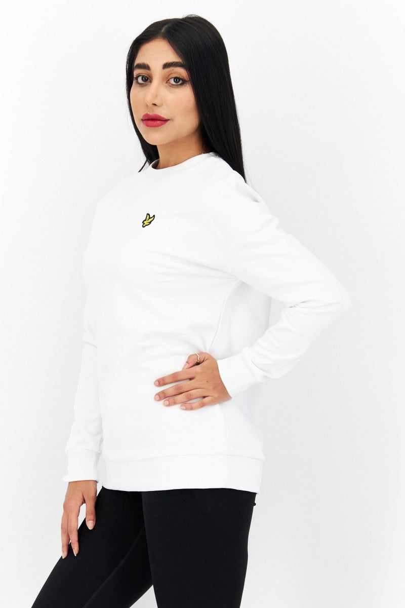 Lyle & Scott سويت شيرت نسائي بحجم كبير بياقة دائرية بشعار العلامة التجارية، أبيض - Image 2