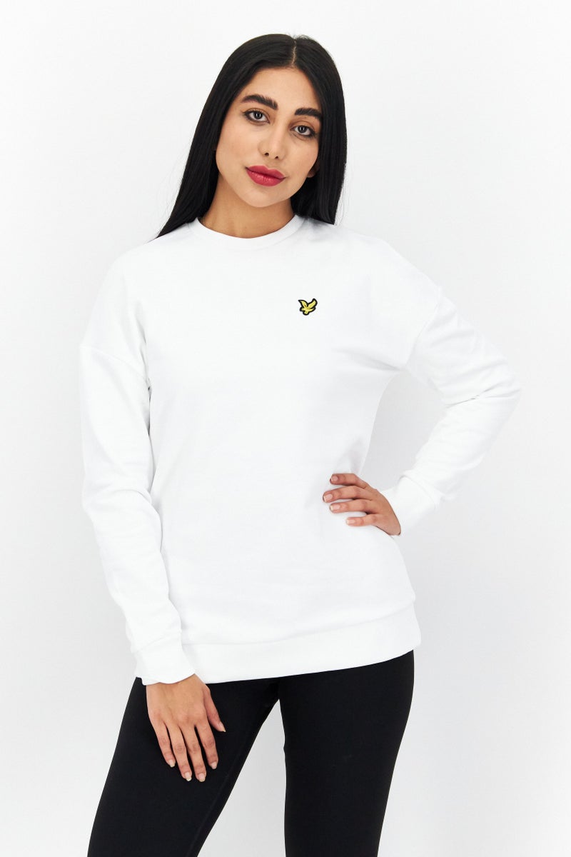 Lyle & Scott سويت شيرت نسائي بحجم كبير بياقة دائرية بشعار العلامة التجارية، أبيض - Image 1