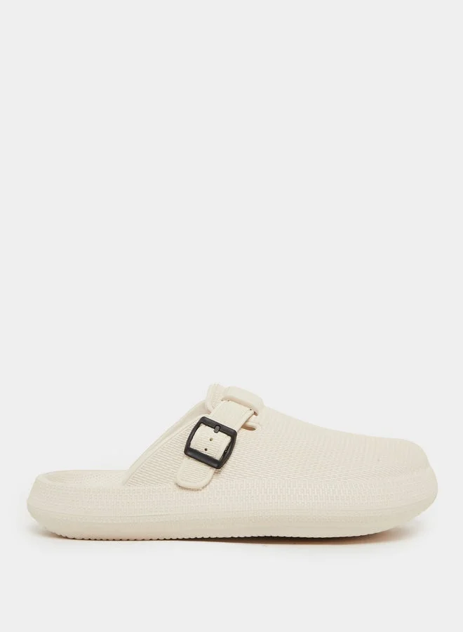 ستايلي صنادل سهلة الارتداء مزينة بإبزيم بنقوش بارزة