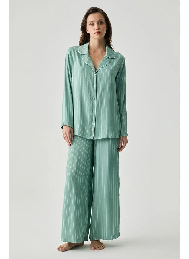 Penye Mood Viscose satin-textured striped pajama set.