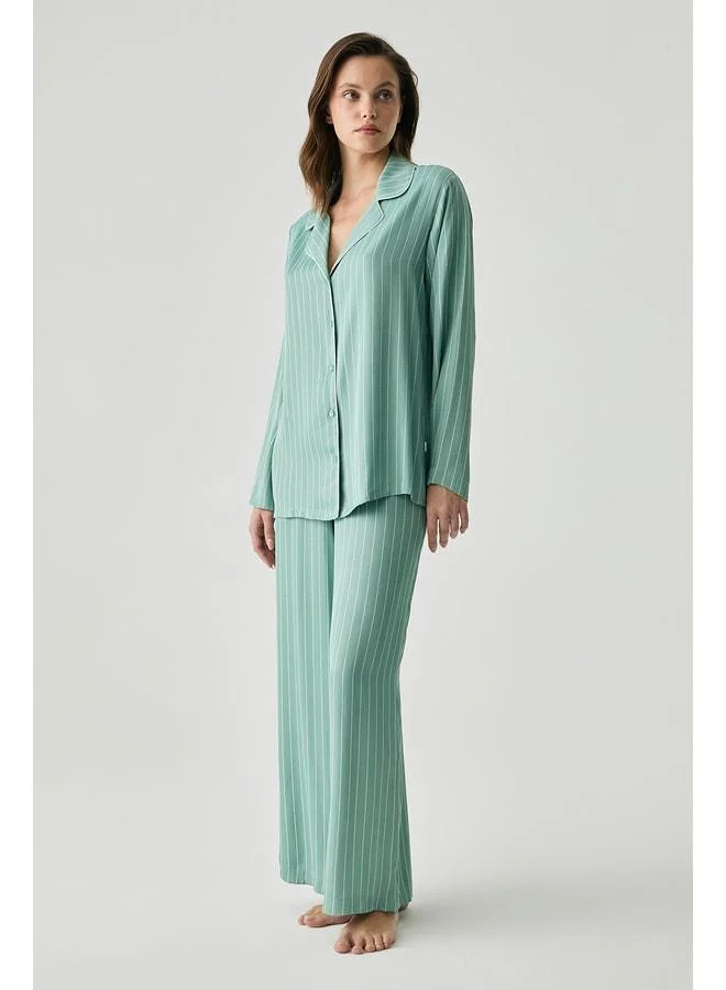 Penye Mood Viscose satin-textured striped pajama set.