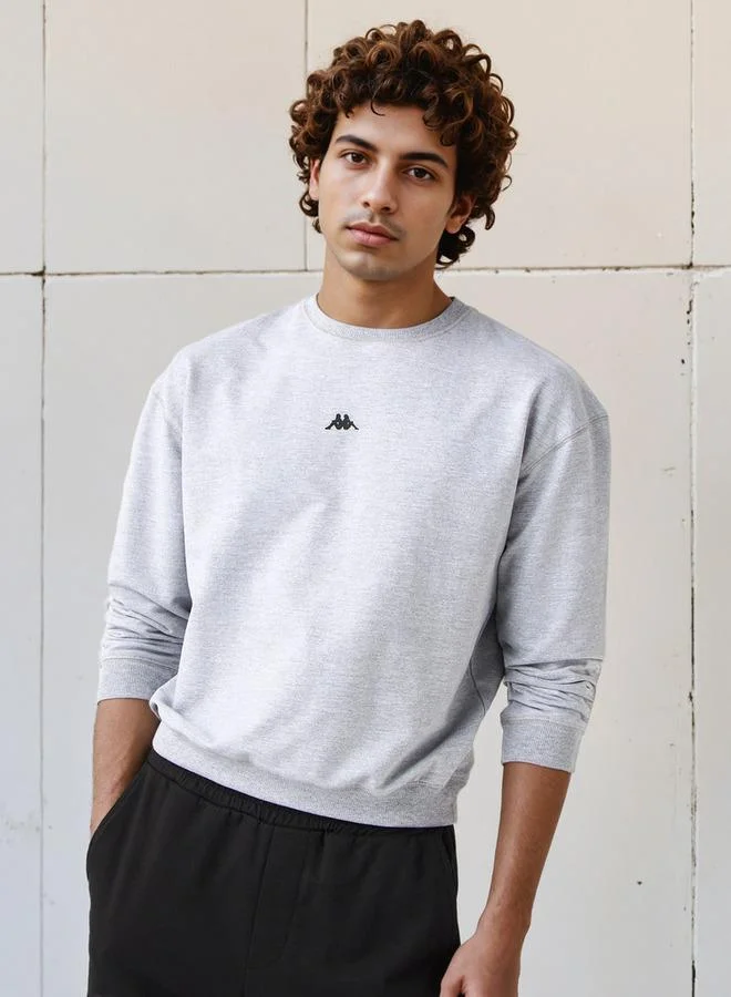 كابا سويت شيرت كابا بطبعة شعار ورقبة دائرية وأكمام طويلة