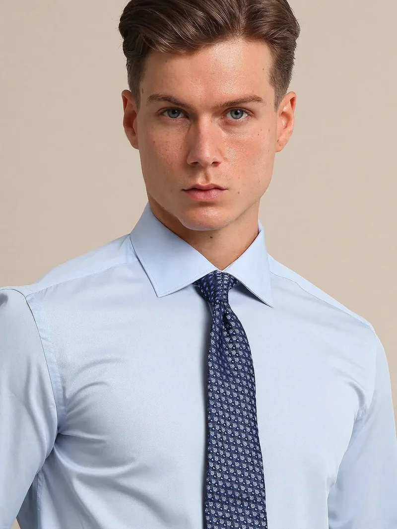 كيب قميص قطني كلاسيكي سادة بلون أزرق فاتح، بقصة عادية، مصنوع من القطن بنسبة 100%