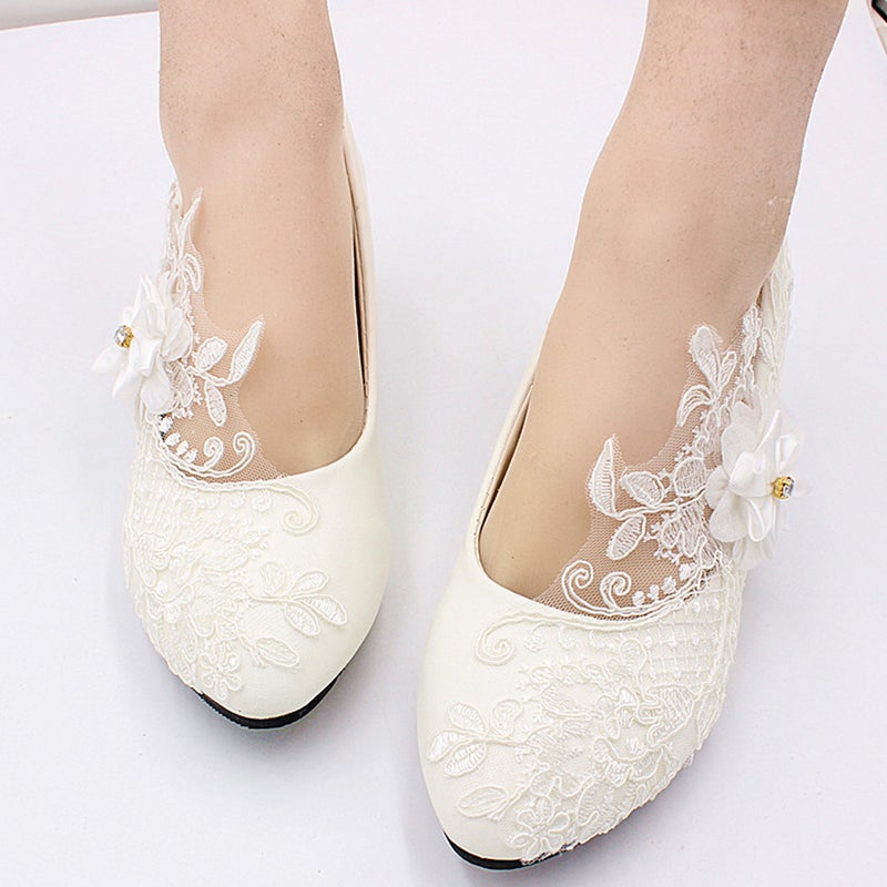 1 Pair of Fashion Wedding Shoes Romantic Lace Shoes Wedding Footwear (White) - Image 5