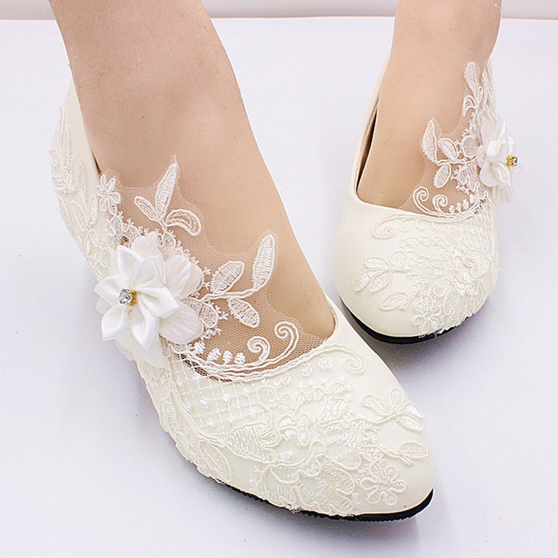 1 Pair of Fashion Wedding Shoes Romantic Lace Shoes Wedding Footwear (White) - Image 1