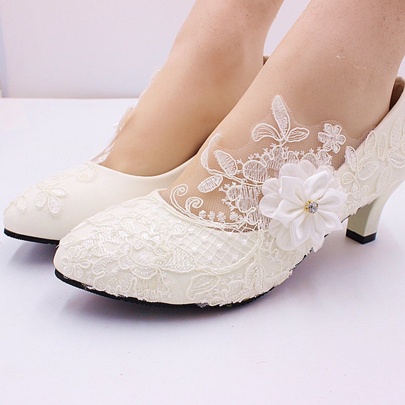 1 Pair of Fashion Wedding Shoes Romantic Lace Shoes Wedding Footwear (White) - Image 4