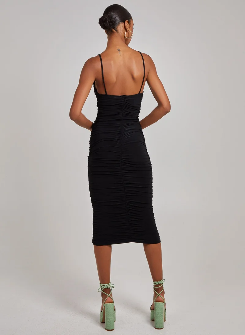 بينك فانيلا فستان ماكسي بياقة ملتفة وتفاصيل مجمعة