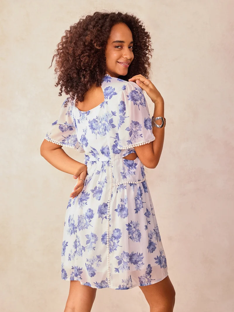 أوجيدر فستان قصير أبيض بقصة واسعة مع تفاصيل مقصوصة