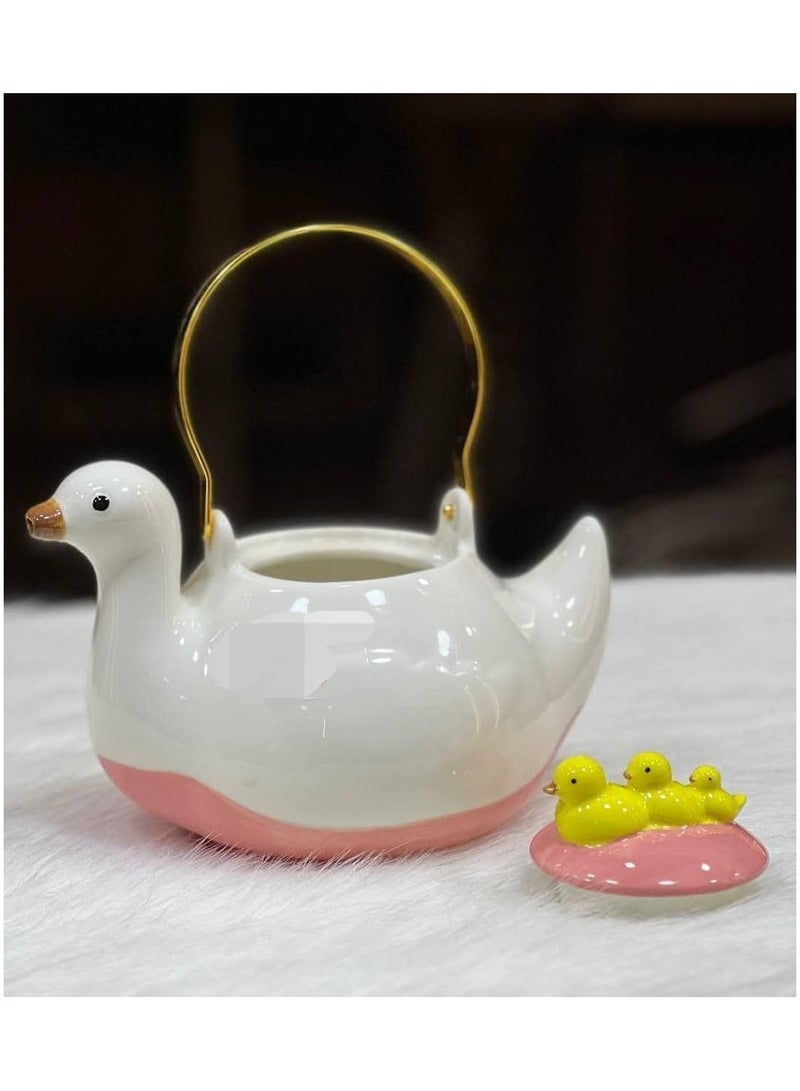 إبريق شاي سيراميك على شكل بطة بغطاء ومقبض معدني – تي بوت ديكوري لطيف للتقديم أو الزينة – أبيض/وردي مع فراخ صفراء – هدية لعشّاق الشاي وديكور المنزل وغرفة الأطفال - Image 2