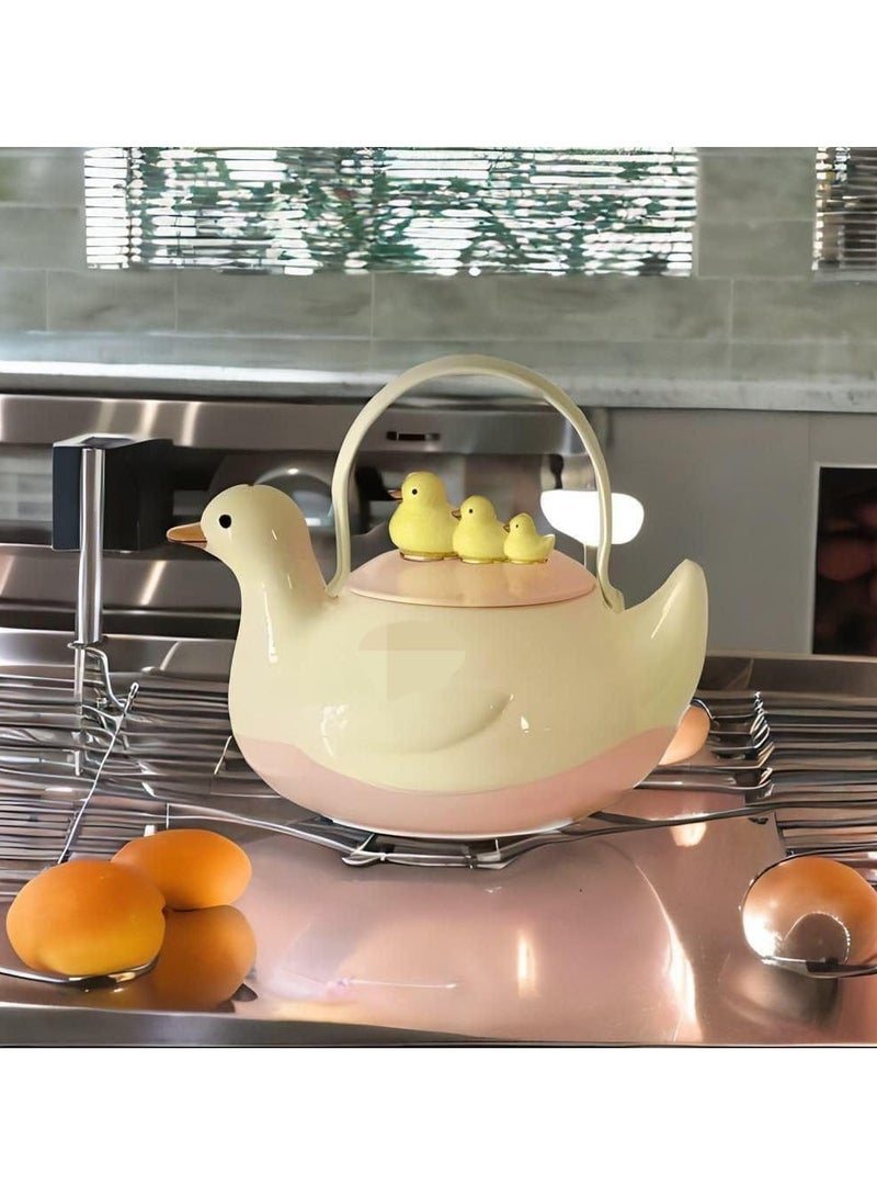 إبريق شاي سيراميك على شكل بطة بغطاء ومقبض معدني – تي بوت ديكوري لطيف للتقديم أو الزينة – أبيض/وردي مع فراخ صفراء – هدية لعشّاق الشاي وديكور المنزل وغرفة الأطفال - Image 4