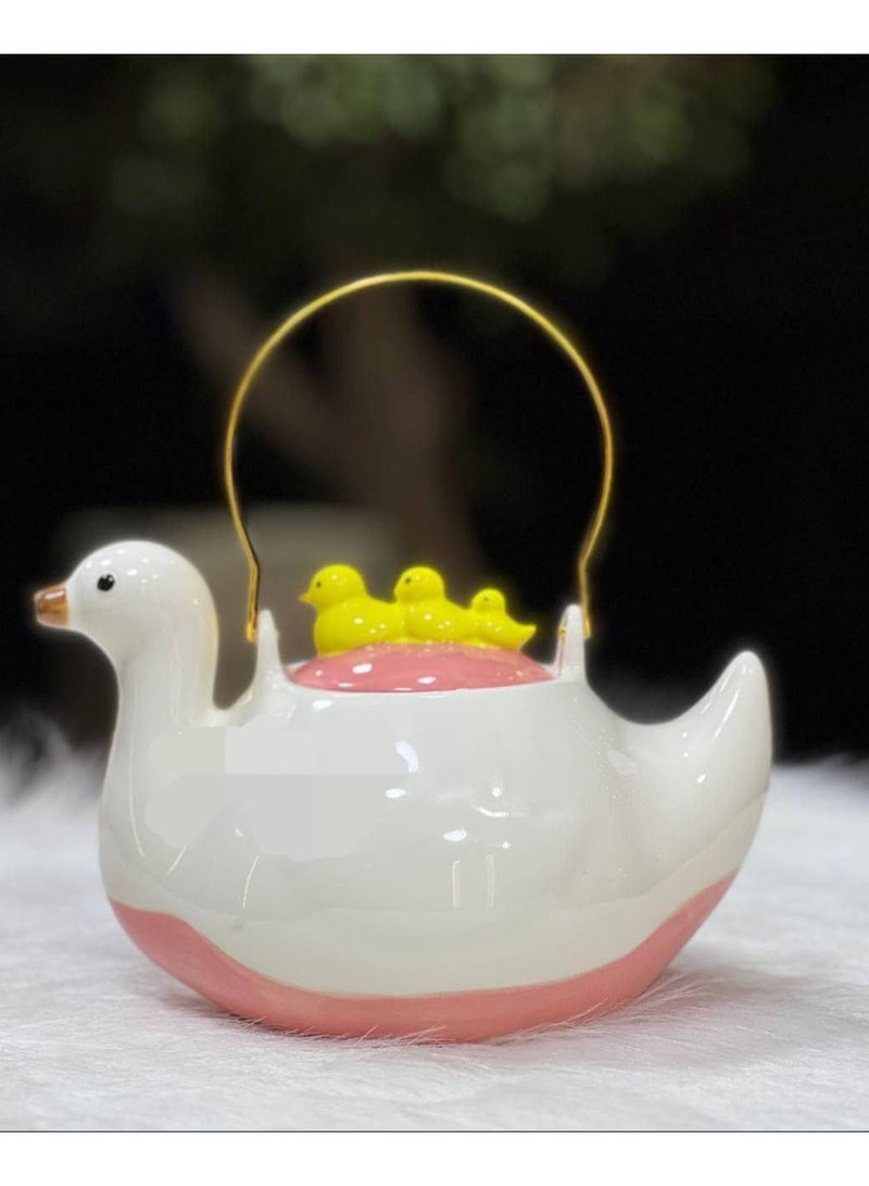 إبريق شاي سيراميك على شكل بطة بغطاء ومقبض معدني – تي بوت ديكوري لطيف للتقديم أو الزينة – أبيض/وردي مع فراخ صفراء – هدية لعشّاق الشاي وديكور المنزل وغرفة الأطفال - Image 1