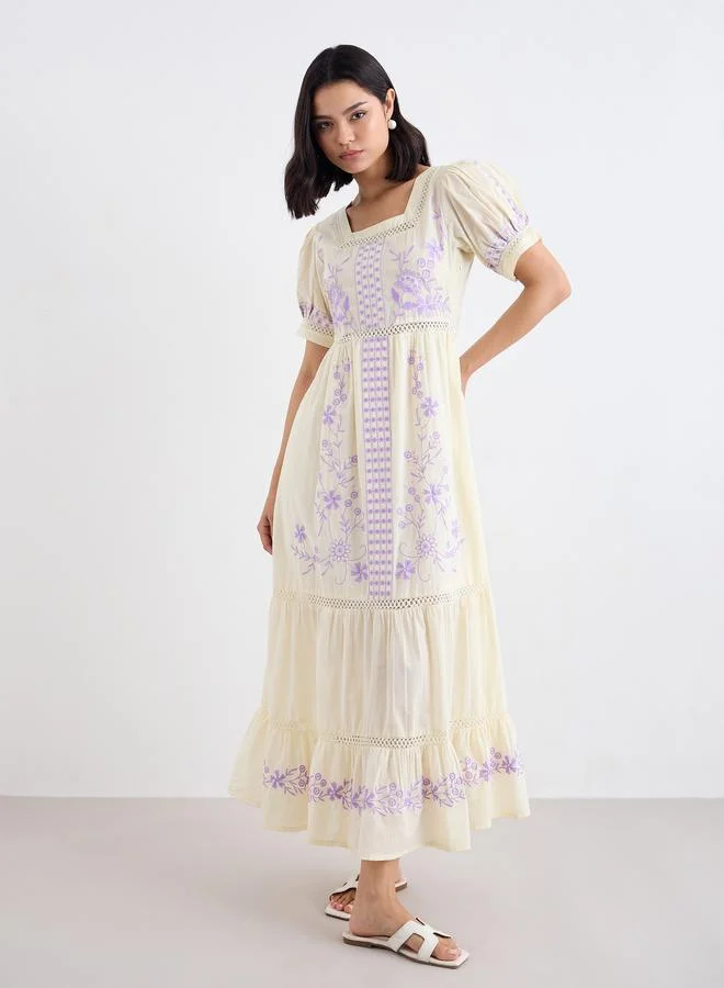 ستايلي فستان طويل بتفاصيل مُطرزة