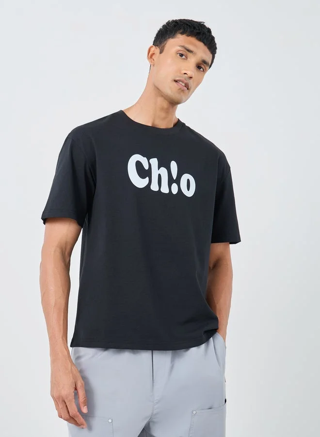 ستايلي تيشيرت أوفر سايز بياقة دائرية وطبعة شعار ستايلي